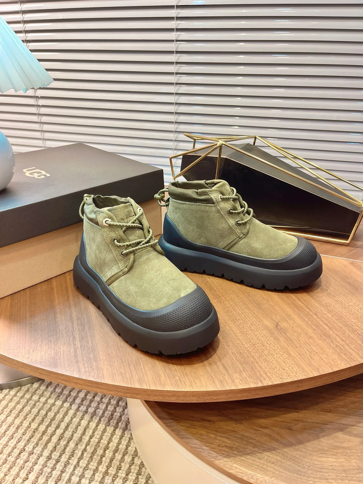 【UGG】 P: 560💰 Couple shoes Size: Women’s size 35-40 / Men’s size 40-44 UGG Tasman Weather Hybrid slip-on snow boots👢 Wang Yibo's same style 👏 adds a large orange sole to the classic Tasman shoe style, functional color contrast design, environmentally friendly waterproof and snowproof material, which has both fashionable and functional attributes. At the same time, it is paired with the new UGG furry shoes Keen's furry color-blocking jacket. Bright orange and maroon collide to create a new light outdoor style and open up a new travel experience in early autumn! Using the best materials, the 17mm fur integrated surface is warmer and breathable, and the outsole is upgraded to a lightweight and wear-resistant light wing technology outsole!